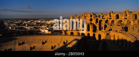 Antiche rovine di un anfiteatro, Teatro Romano, El Djem, Governatorato di Mahdia, Tunisia Foto Stock