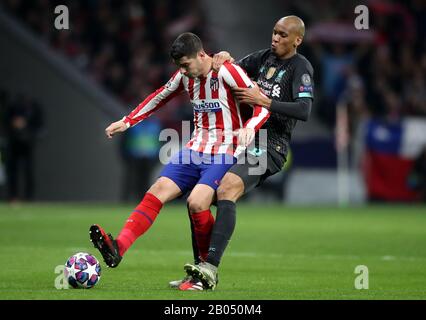 Il Fabinho di Liverpool torna sull'Alvaro Morata di Atletico Madrid durante il round di 16 partite della UEFA Champions League al Wanda Metropolitano di Madrid. Foto Stock