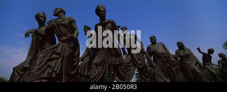 Basso angolo vista di statue simboleggianti indiano storica protesta contro la tassa sul sale atto imposto dal governo britannico, sale Satyagraha, New Delhi, India Foto Stock