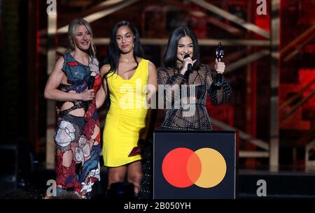 Ellie Goulding e Jorja Smith (a destra) sul palco presentando Mabel con il suo premio Female solo Artist al Brit Awards 2020 alla O2 Arena di Londra. Foto Stock