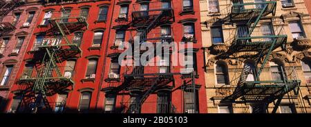 Vista ad angolo basso delle fughe di fuoco sugli edifici, Little Italy, Manhattan, New York City, New York state, USA Foto Stock