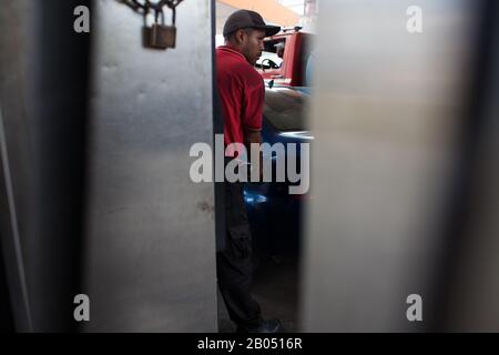 Caracas, Venezuela. 18th Feb, 2020. Un uomo rifornisce un'auto presso una stazione di servizio. Credito: Boris Vergara/Dpa/Alamy Live News Foto Stock