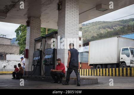 Caracas, Venezuela. 18th Feb, 2020. I dipendenti di una stazione di servizio attendono i prossimi clienti. Gli Stati Uniti vogliono spegnere il rubinetto del petrolio sul Venezuela: Il Dipartimento del Tesoro degli Stati Uniti ha quindi imposto sanzioni a un'importante controllata della compagnia petrolifera russa Rosneft. La società svizzera Rosneft Trading ha organizzato vendite internazionali di petrolio per il governo sanzionato del presidente del Venezuela Maduro, il ministero ha detto. I maggiori clienti delle esportazioni petrolifere in questione sono stati finora l'India e la Cina. Credito: Boris Vergara/Dpa/Alamy Live News Foto Stock