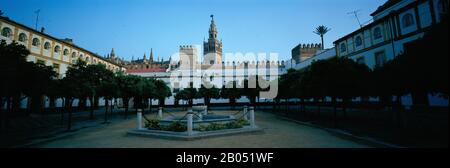 Fontana In Un Giardino, Patio De Banderas, Palazzo Alcazar, La Giralda, Cattedrale Di Siviglia, Siviglia, Provincia Di Siviglia, Andalusia, Spagna Foto Stock