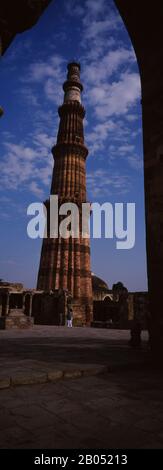 Vista ad angolo basso di una torre, Qutub Minar, Mehrauli Parco Archeologico, Nuova Delhi, India Foto Stock