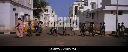 Bambini di scuola che attraversano la strada, Pondicherry, India Foto Stock