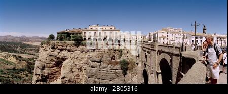 Turisti in piedi su un ponte, Puente Nuevo, Ronda, Malaga Provincia, Andalusia, Spagna Foto Stock