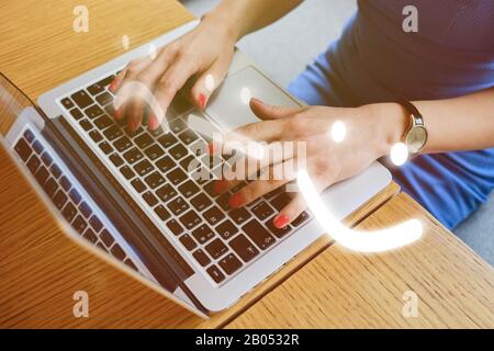 Una ragazza in un abito blu si siede in un caffè e mette una valutazione sulla risorsa del Internet. Emoticon astratte con diversi stati d'animo - cattivo, neutro, buono su un Foto Stock