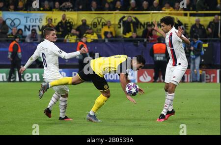 Dortmund, Germania. 15th Feb, 2020. Primo: 18.02.2020 Calcio: UEFA Champions League, stagione CL 2019/2020 turno di 16, prima tappa BVB Borussia Dortmund - PSG Paris St. Germain duels, duel, BVB Emre Can, | utilizzo credito mondiale: DPA/Alamy Live News Foto Stock