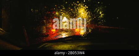 Taxi sotto la pioggia di notte, San Francisco, California, Stati Uniti Foto Stock
