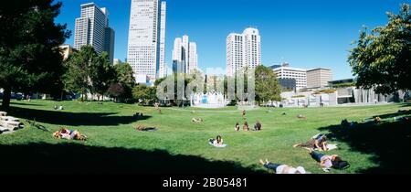 Gruppo di persone in un giardino, Yerba Buena Gardens, San Francisco, California, Stati Uniti Foto Stock