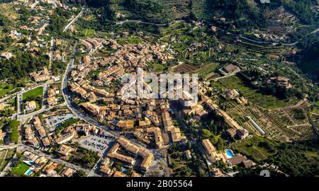 Veduta aerea, vista villaggio, centro storico, Valldemossa, Mallorca, Isole Baleari, Spagna, Europa, Església de Sant Bartomeu, Espana, Frederic Chopin e Ge Foto Stock