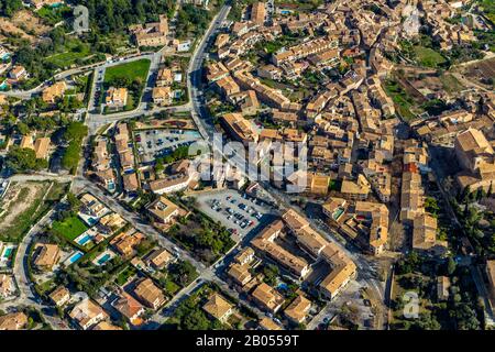 ,Foto aerea, vista città, centro storico, Valldemossa, Mallorca, Isole Baleari, Spagna, Europa, Espana, chiesa, tassa di soggiorno, immobiliare, fotografia aerea, aeria Foto Stock