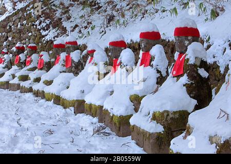 Narabijizo, Bakejizo, jizo statue in pietra,buddista divinità custode in Kanmangafuchi abisso, Nikko, Giappone Foto Stock