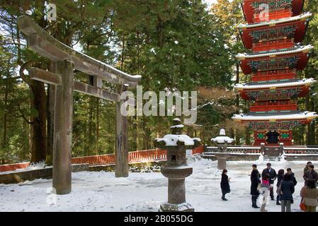 Five-Storied Pagoda e Tori presso l'entrata di Tosho-gu il Sacrario , Nikko,Giappone Foto Stock