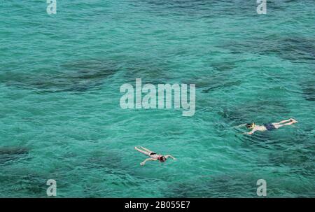 Due giovani che si snorkeling nelle acque turchesi del Mar Mediterraneo vicino Alcudia, Maiorca, Spagna Foto Stock