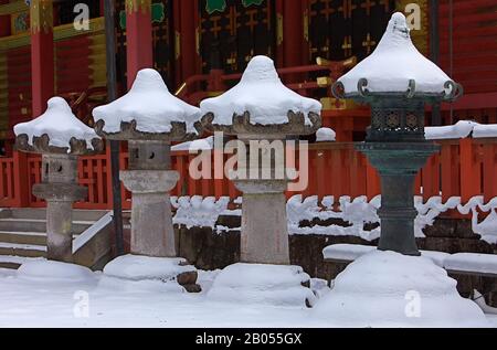 Pietra, lanterne, in Tosho-GU Santuario, Nikko, Giappone Foto Stock