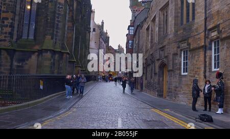 Royal Mile Street view at Castlehill in Edinburgh - EDINBURGH, SCOTLAND - 10 GENNAIO 2020 Foto Stock