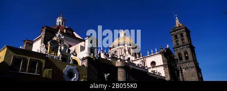 Vista ad angolo basso di una cattedrale, Puebla, Stato di Puebla, Messico Foto Stock