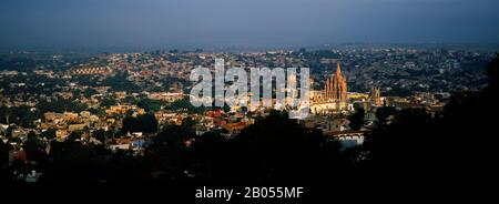 Veduta aerea di una chiesa in una città, la Parroquia De San Miguel Arcangel Chiesa, San Miguel De Allende, Guanajuato, Messico Foto Stock