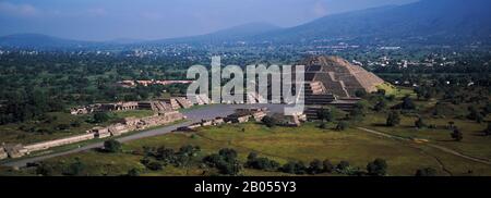 Piramide su un paesaggio, Piramide della Luna, Teotihuacan, Città del Messico, Messico Foto Stock