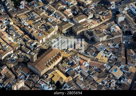 Foto aerea, vista sul centro storico e mercato di Pollença, Santa Maria dels Àngels, chiesa, Pollença, Maiorca, Isole Baleari, Spagna, Europa, Foto Stock