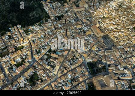 , Foto aerea, vista del centro storico di Pollença, Santa Maria dels Àngels, chiesa, Museu de Pollença, Pollença, Maiorca, Isole Baleari, Spagna, Eur Foto Stock