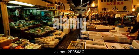 Pesce in vendita nel mercato del pesce, mercato del pesce di Tsukiji, Tsukiji, Prefettura di Tokyo, Regione Kanto, Giappone Foto Stock