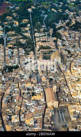 Veduta aerea, città vecchia di Pollença, Santa Maria dels Àngels, chiesa, Ajuntament de Pollença, municipio, Pollença, Maiorca, Isole Baleari, Spagna, Ue Foto Stock