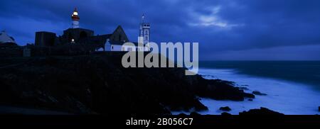 Faro al mare, Pointe Saint Mathieu, Finistere, Bretagna, Francia Foto Stock