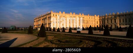 Giardino formale di fronte ad un castello, Chateau de Versailles, Versailles, Parigi, Ile-de-France, Francia Foto Stock