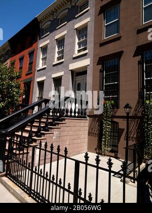 Ingresso e dettagli di una casa Brownstone, Brooklyn Academy of Music Historic District, St. Felix Street, Brooklyn, New York City, New York state, USA Foto Stock