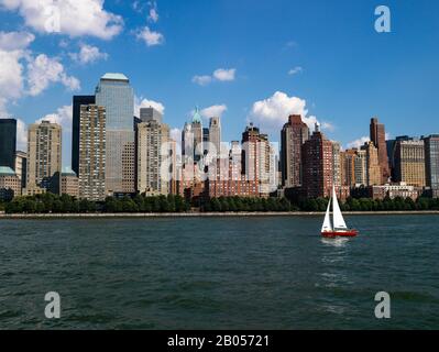 Barca a vela in un fiume con grattacieli sullo sfondo, Lower Manhattan, New York City, New York state, USA Foto Stock