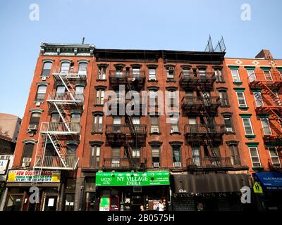 Negozi in un edificio di appartamenti, 2nd Street, First Avenue, East Village, Manhattan, New York City, New York state, USA Foto Stock