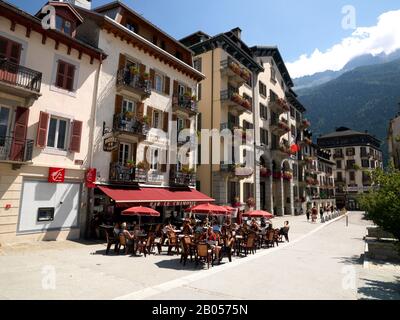 Caffè marciapiede sulla strada, Place De l'Eglise, Chamonix, alta Savoia, Rodano-Alpi, Francia Foto Stock