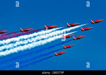 Le Frecce rosse della Royal Air Force che fanno un cavalcavia durante il loro tour del Nord America del 2019 Foto Stock