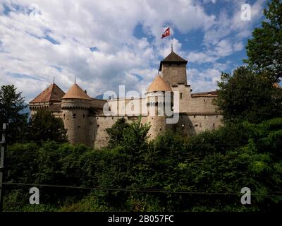 Bandiera svizzera su un castello, Chateau De Chillon, Lago di Ginevra, Montreux, Vevey, Cantone di Vaud, Svizzera Foto Stock