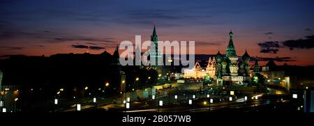 Edifici in una città illuminata di notte, Piazza Rossa, fiume Moskva, Mosca, Russia Foto Stock