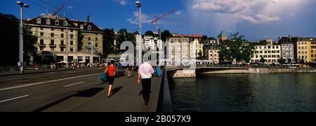 Ponte sul fiume Limmat, Zurigo, Svizzera Foto Stock