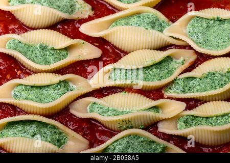 pasta italiana al conchiglino farcita con spinaci Foto Stock