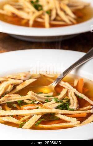 zuppa austriaca di pancake in piatto Foto Stock