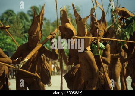 ISOLE SALOMONE, DANZA DEI MUD SANTA ANA, DANZA TRADIZIONALE DI GUERRA Foto Stock