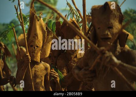 ISOLE SALOMONE, DANZA DEI MUD SANTA ANA, DANZA TRADIZIONALE DI GUERRA Foto Stock