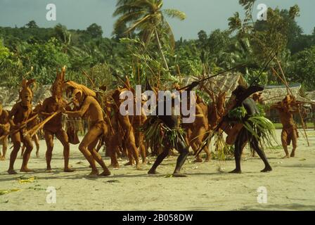 ISOLE SALOMONE, ISOLA DI SANTA ANA, DANZA DI GUERRA TRADIZIONALE, DANZA 'UOMINI' DI UD Foto Stock