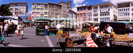 Gruppo di persone in un mercato stradale, Stoccarda, Baden-Wurttemberg, Germania Foto Stock