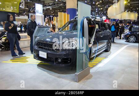 Toronto, Canada. 18th Feb, 2020. I visitatori guardano un Mini Cooper elettrico e la sua stazione di ricarica durante l'Autosthow canadese 2020 presso il Metro Toronto Convention Centre di Toronto, Canada, 18 febbraio 2020. L'evento annuale che si tiene dal 14 al 23 febbraio presenta più di 40 modelli di nuovi veicoli a energia da costruttori automobilistici globali. Credit: Zou Zheng/Xinhua/Alamy Live News Foto Stock