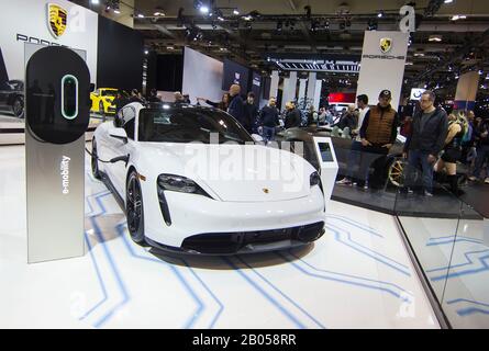 Toronto, Canada. 18th Feb, 2020. I visitatori guardano una Porsche Taycan elettrica e la sua stazione di ricarica durante l'Autosthow canadese 2020 al Metro Toronto Convention Centre di Toronto, Canada, 18 febbraio 2020. L'evento annuale che si tiene dal 14 al 23 febbraio presenta più di 40 modelli di nuovi veicoli a energia da costruttori automobilistici globali. Credit: Zou Zheng/Xinhua/Alamy Live News Foto Stock