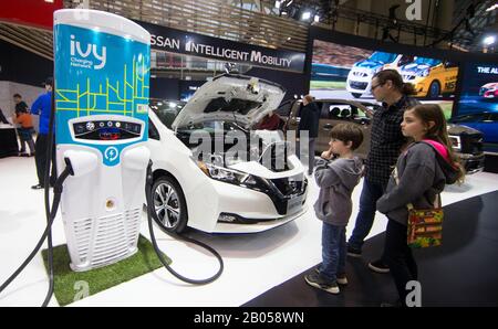 Toronto, Canada. 18th Feb, 2020. I visitatori guardano un veicolo elettrico Nissan Leaf Plus e la sua stazione di ricarica durante l'Autosthow internazionale canadese 2020 al Metro Toronto Convention Centre di Toronto, Canada, 18 febbraio 2020. L'evento annuale che si tiene dal 14 al 23 febbraio presenta più di 40 modelli di nuovi veicoli a energia da costruttori automobilistici globali. Credit: Zou Zheng/Xinhua/Alamy Live News Foto Stock