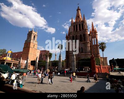 I turisti di fronte a una chiesa, la Parroquia de San Miguel Arcangel Chiesa, El Jardin, San Miguel de Allende, Guanajuato, Messico Foto Stock