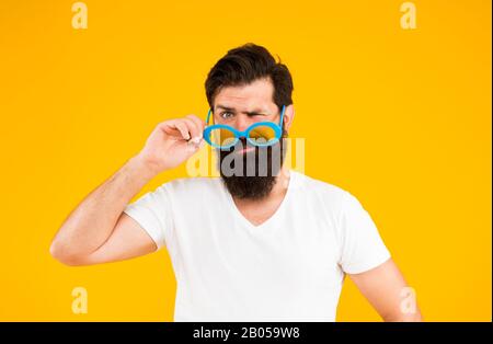 Salute degli occhi. Occhiali da sole alla moda. Vacanze estive. Concetto di protezione ai raggi ultravioletti. Modello di occhiali da uomo. Bel ragazzo indossare occhiali da sole. Hippster bearded uomo in occhiali da sole alla moda. Visione perfetta. Foto Stock